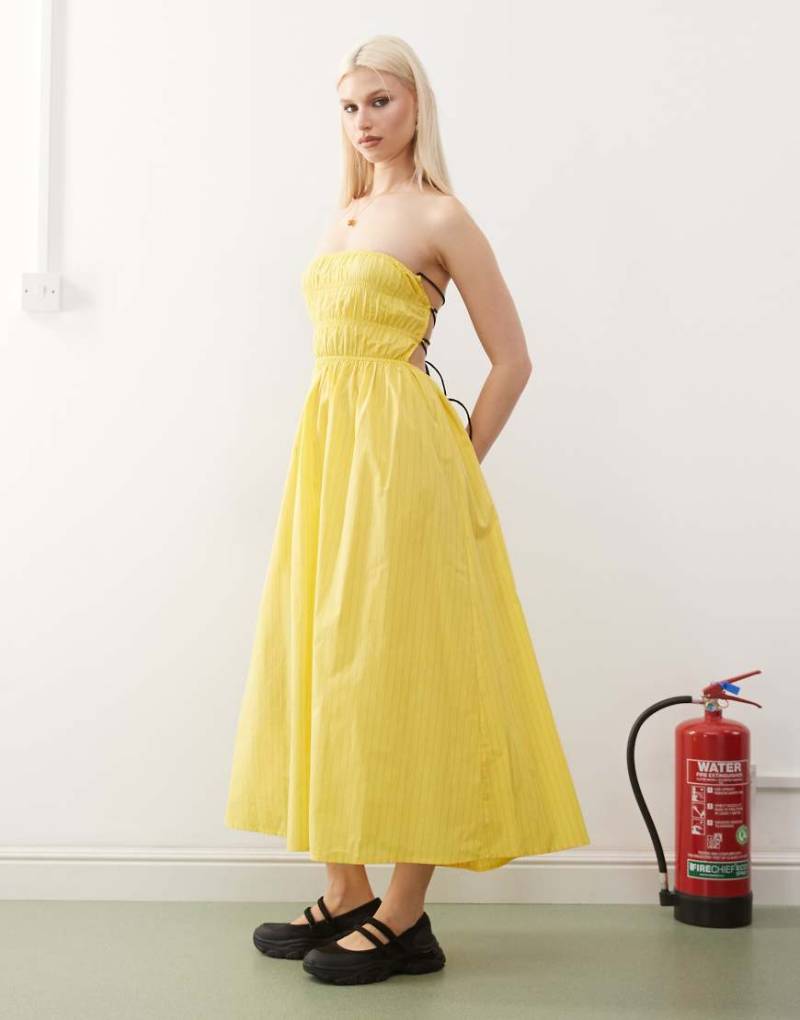 COLLUSION - Gerafftes Maxikleid in gestreiftem Gelb mit schmalen Riemchen-Keine Farbe von Collusion