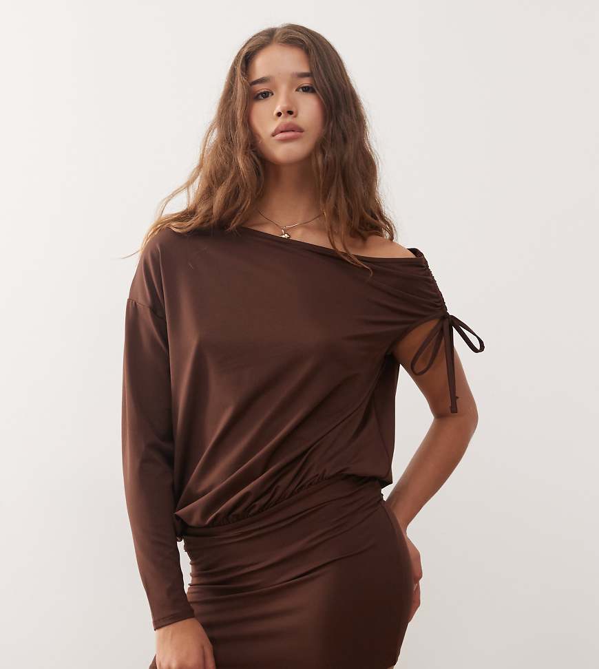 COLLUSION - Gerafftes Minikleid in Schokobraun mit asymmetrischem Schnitt-Brown von Collusion
