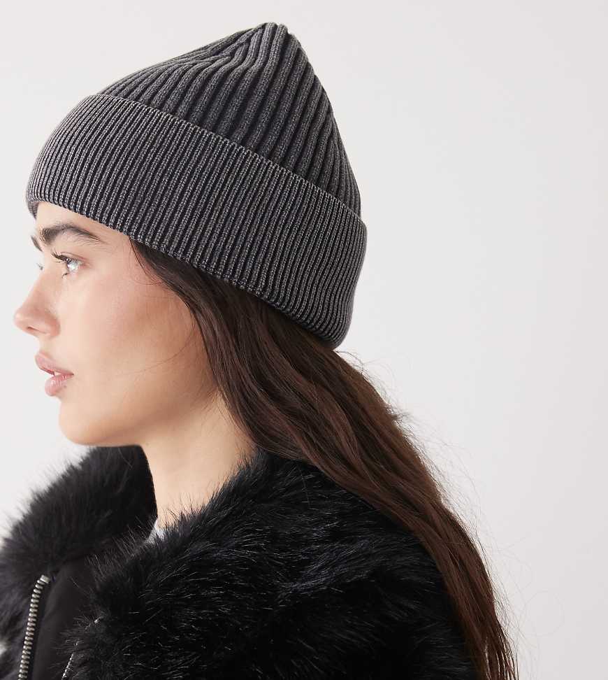 COLLUSION - Gerippte Strickmütze in verwaschenem Anthrazit-Schwarz von Collusion