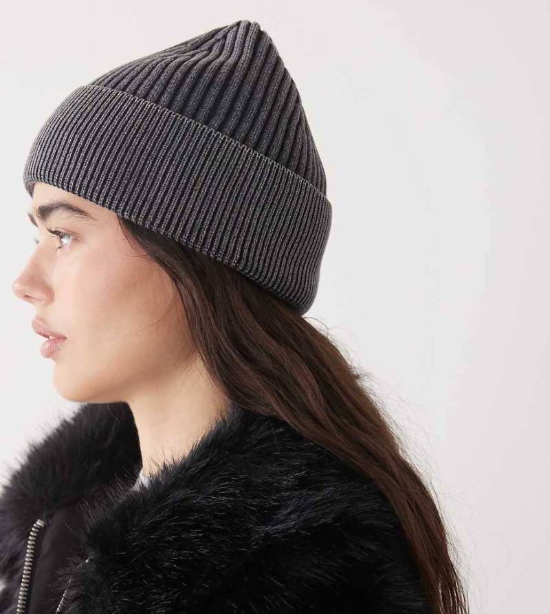 COLLUSION - Gerippte Strickmütze in verwaschenem Anthrazit-Schwarz von Collusion