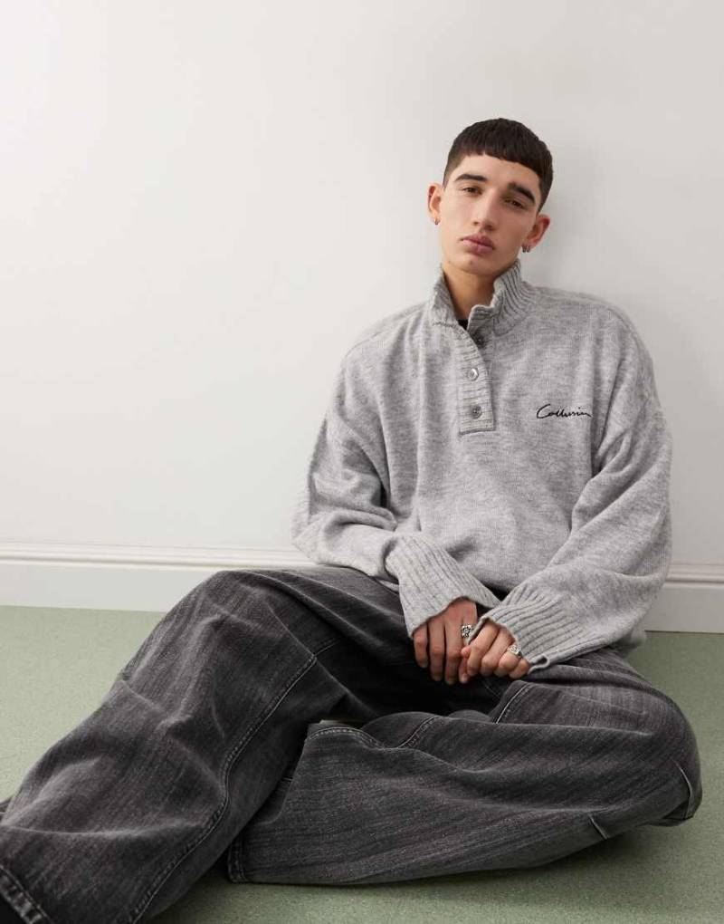 COLLUSION - Gerippter Strickpullover in Grau mit kurzer Knopfleiste von Collusion