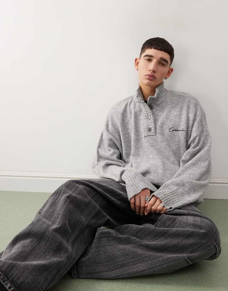 COLLUSION - Gerippter Strickpullover in Grau mit kurzer Knopfleiste von Collusion