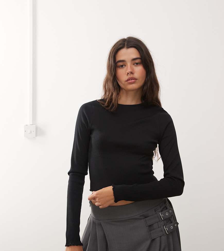 COLLUSION - Geripptes, langärmliges Shirt in Schwarz mit Kräuselsaum COLLUSION - Geripptes, langärmliges Shirt in Schwarz mit Kräuselsaum von Collusion