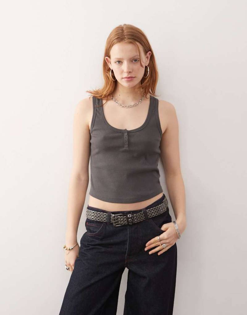 COLLUSION - Geripptes Camisole in meliertem Grau mit Knopfleiste von Collusion