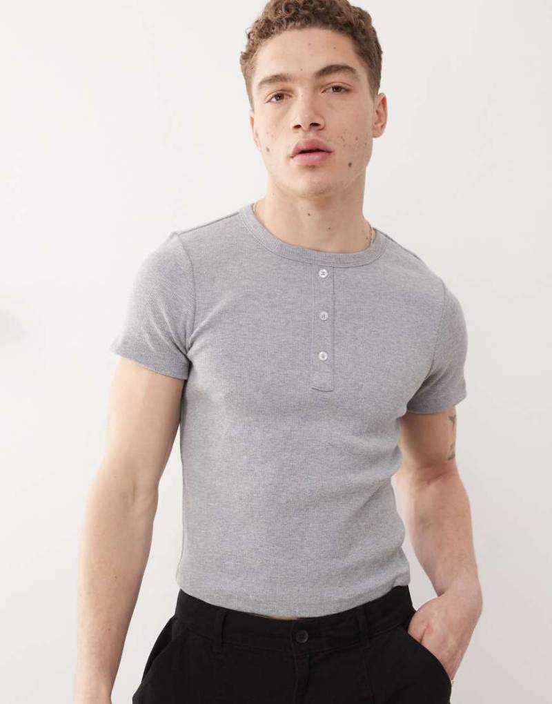 COLLUSION - Geripptes Henley-T-Shirt in Grau von Collusion