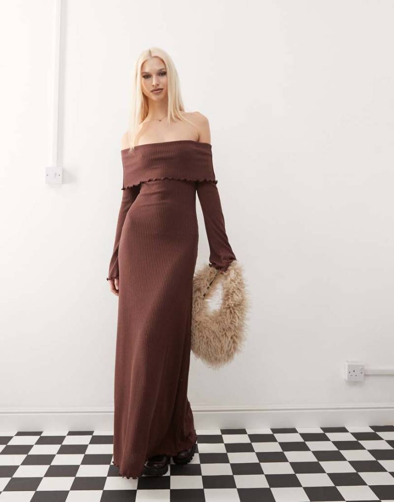 COLLUSION - Geripptes Maxikleid in Schokobraun mit Carmen-Ausschnitt und Umschlag von Collusion
