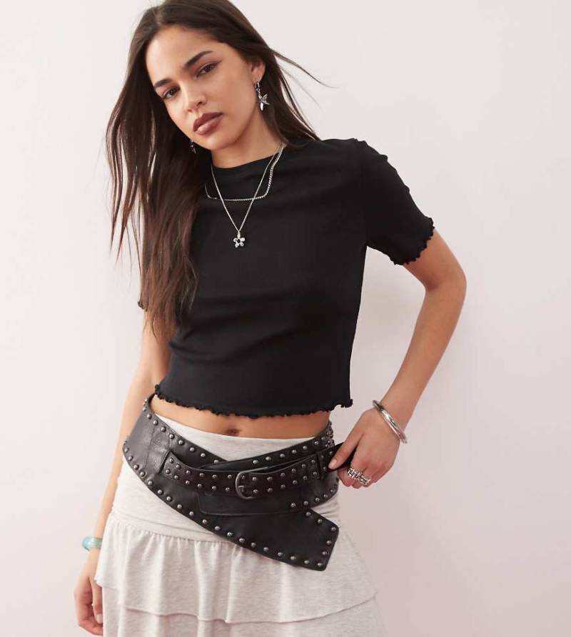 COLLUSION - Geripptes T-Shirt in Schwarz mit gekräuseltem Saum von Collusion