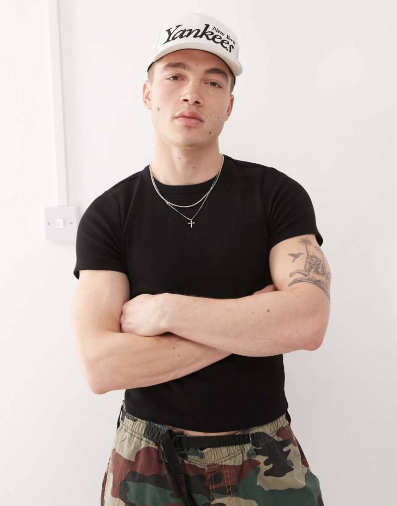 COLLUSION - Geripptes T-Shirt in Schwarz von Collusion