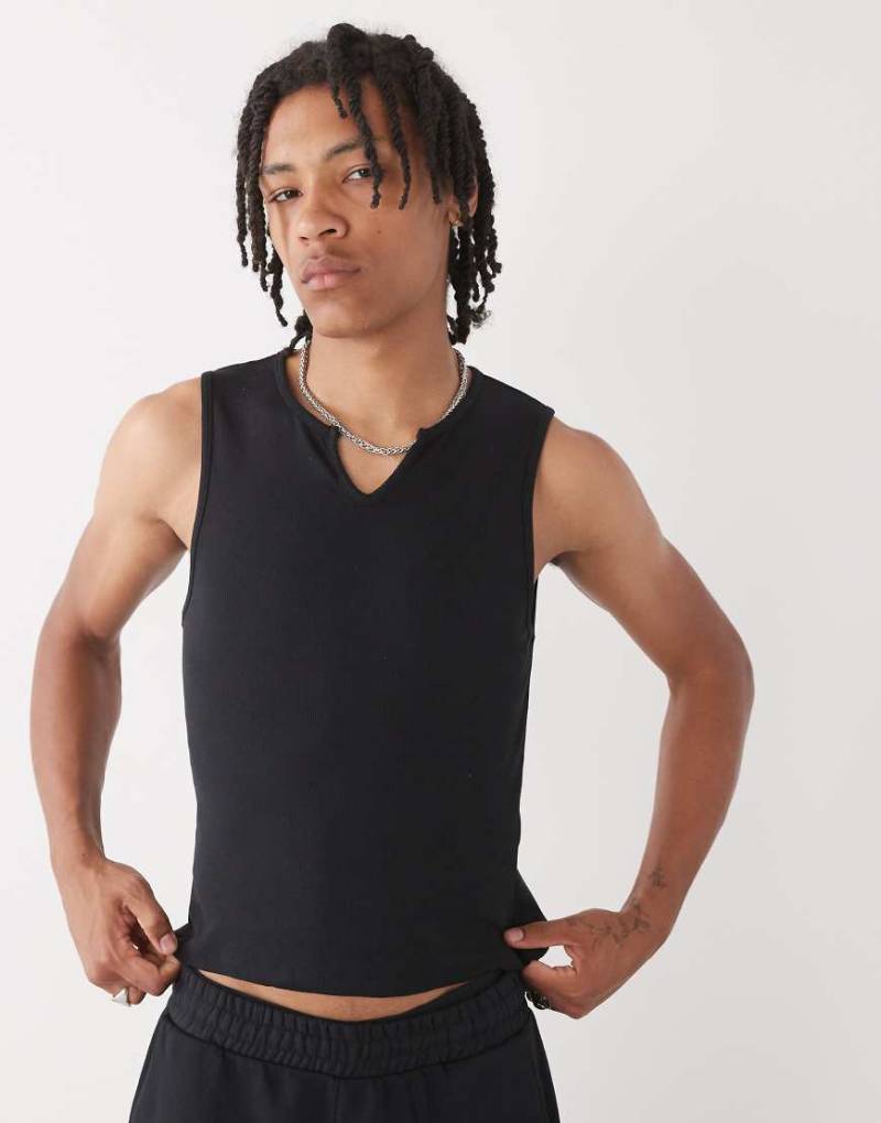 COLLUSION - Geripptes Trägertop in Schwarz mit eingekerbtem Detail von Collusion