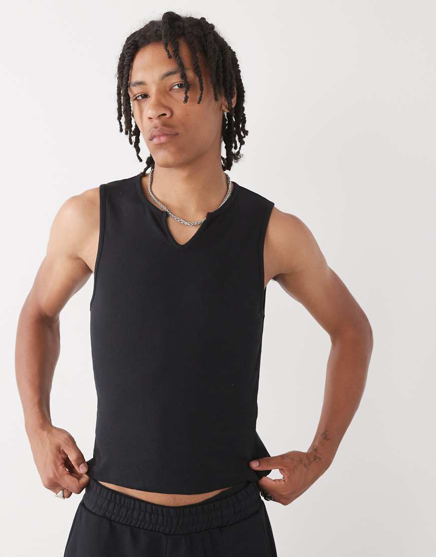 COLLUSION - Geripptes Trägertop in Schwarz mit eingekerbtem Detail von Collusion