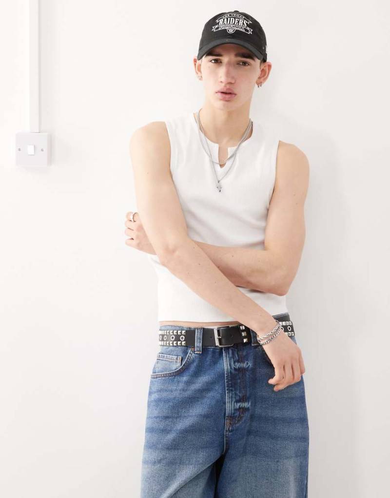 COLLUSION - Geripptes Trägertop in Weiß mit eingekerbtem Detail von Collusion