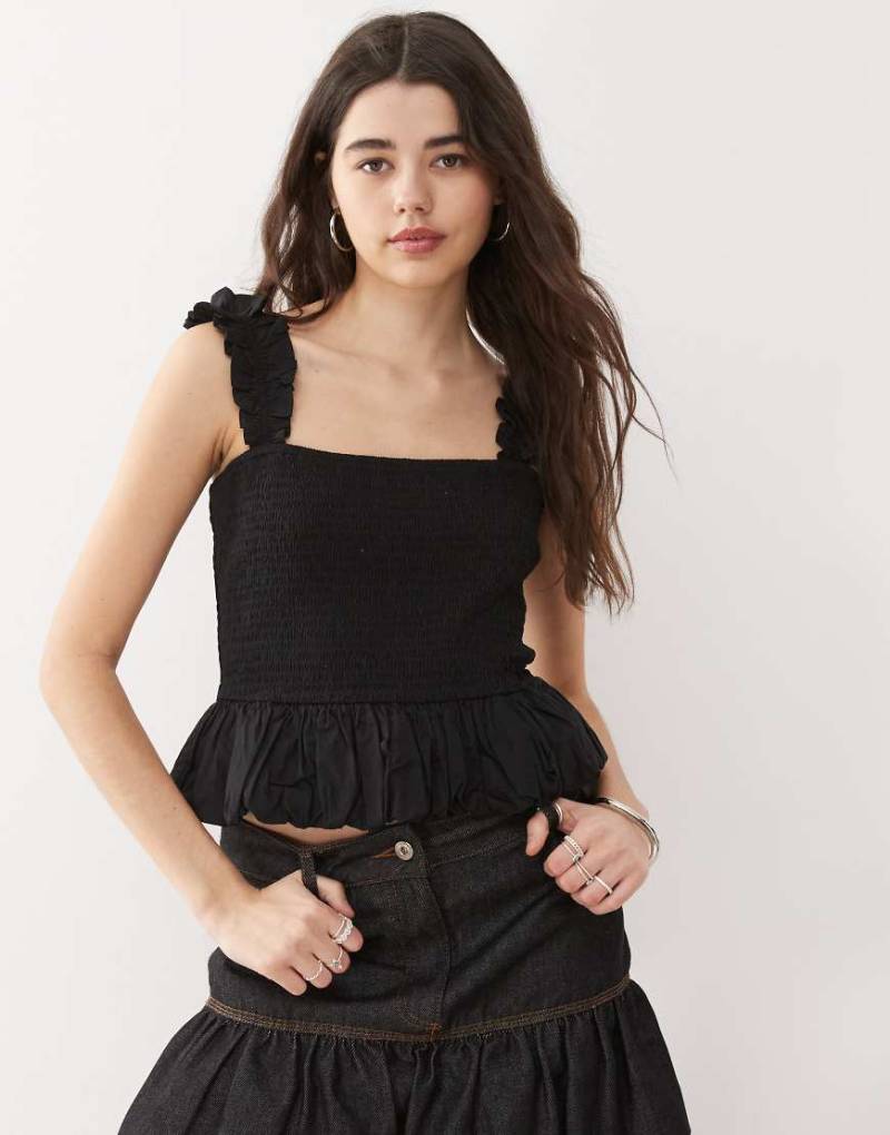 COLLUSION - Gesmoktes Camisole-Oberteil aus Webstoff in Schwarz mit Ballonsaum von Collusion