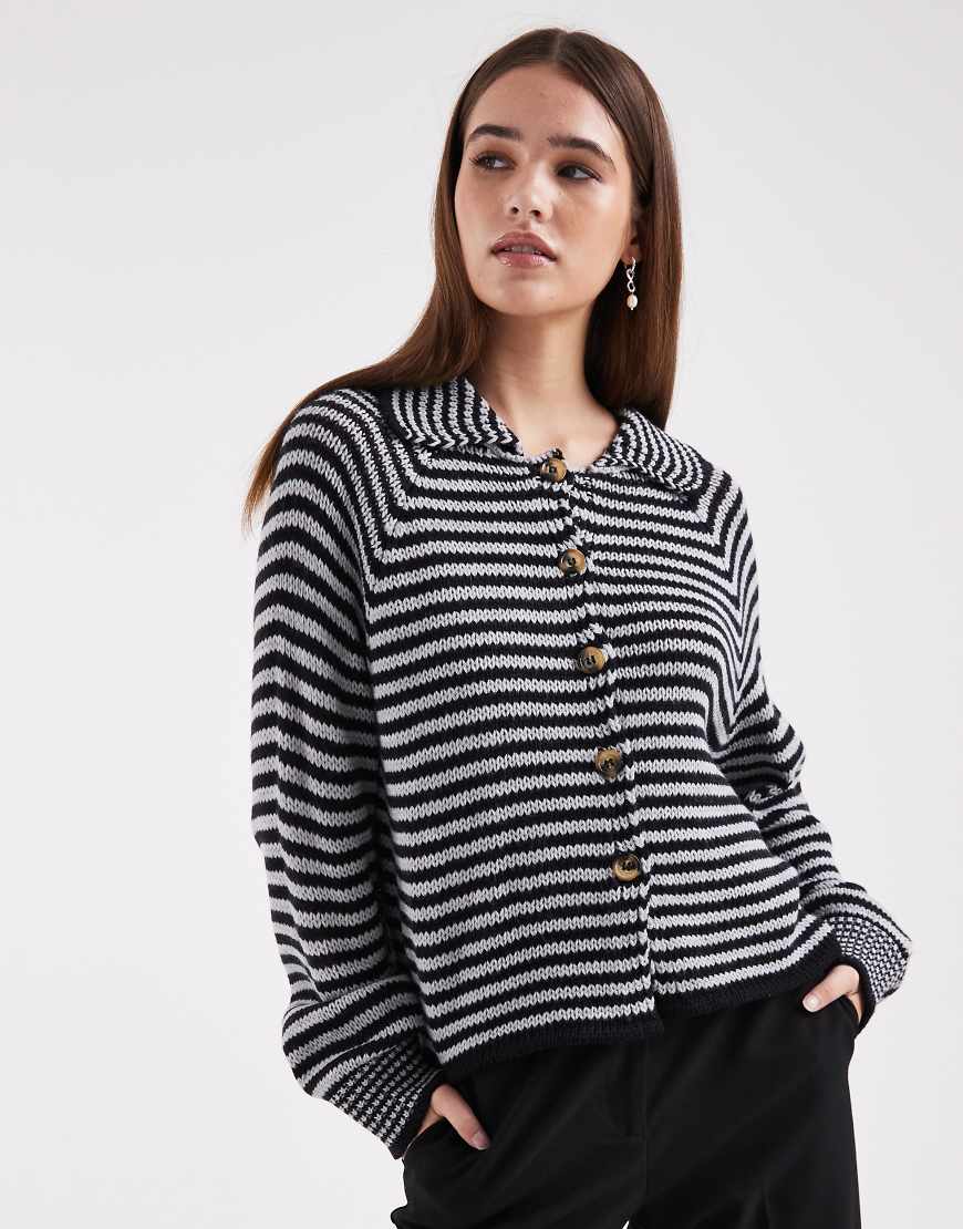 COLLUSION - Gestreifte Strickjacke in Blau mit Raglanärmeln von Collusion