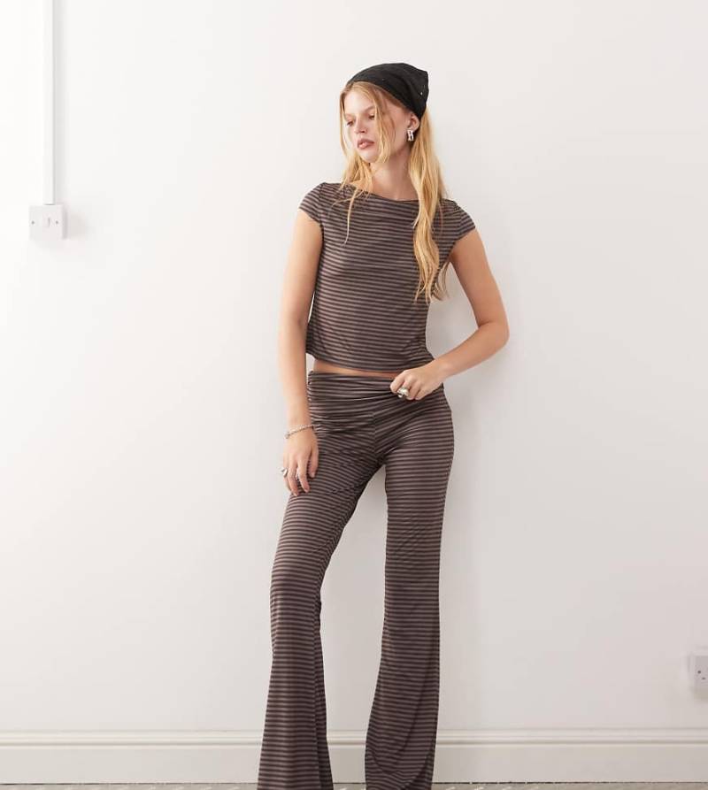 COLLUSION - Gestreifte Yogahose in Schokobraun mit gerafftem, niedrigem Umschlag-Bund-Brown von Collusion
