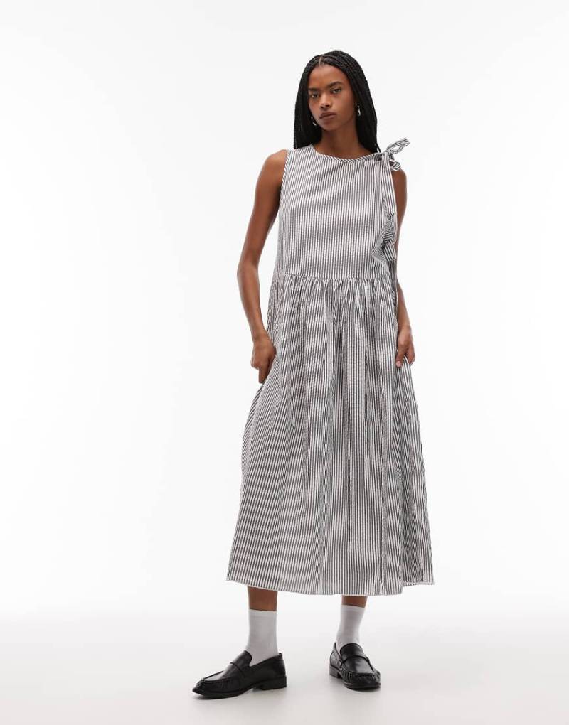 COLLUSION - Gestreiftes Midikleid in Grau und Weiß mit Wickel- und Bindedetail von Collusion