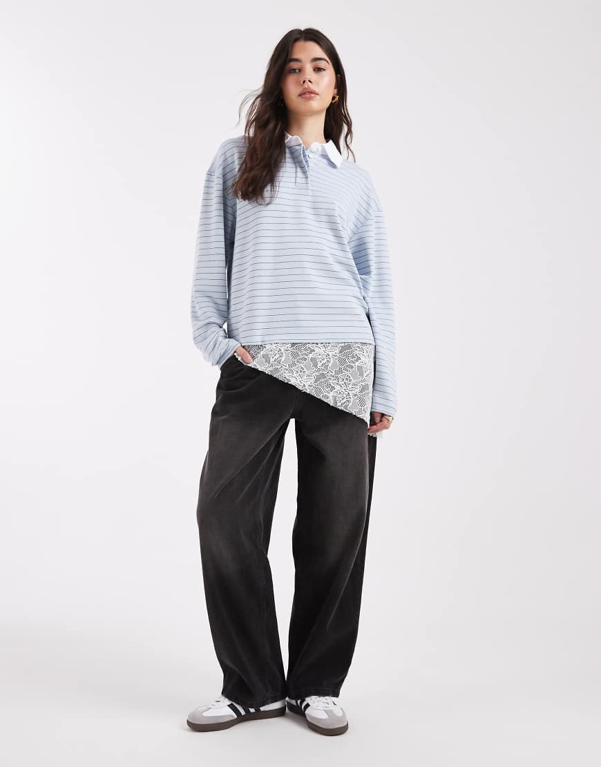 COLLUSION - Gestreiftes Rugby-Shirt in Blau mit asymmetrischer Spitzenborte-Schwarz von Collusion