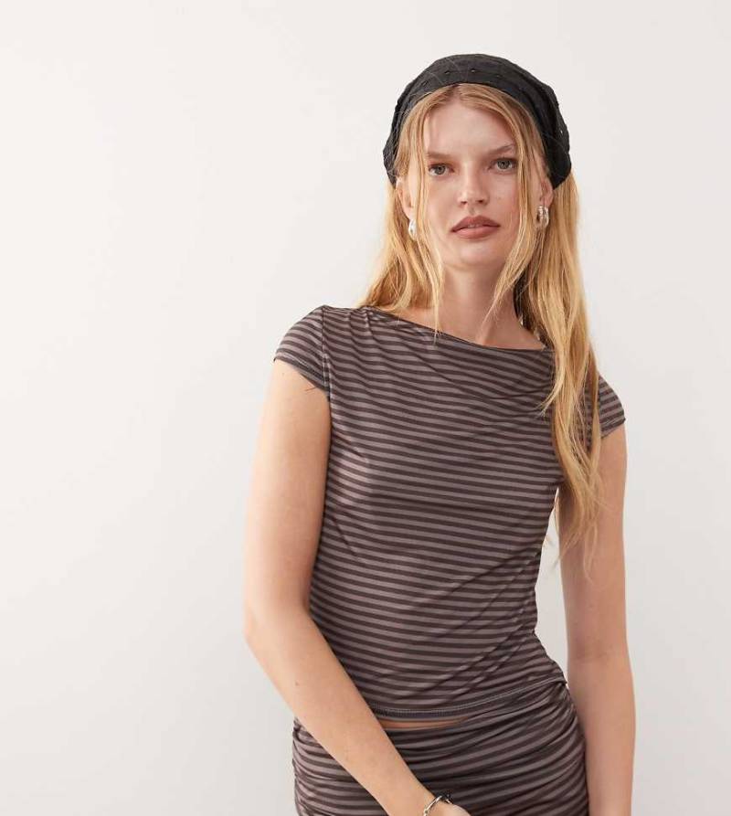 COLLUSION - Gestreiftes T-Shirt in Schokobraun mit U-Boot-Ausschnitt und Kappärmeln-Brown von Collusion