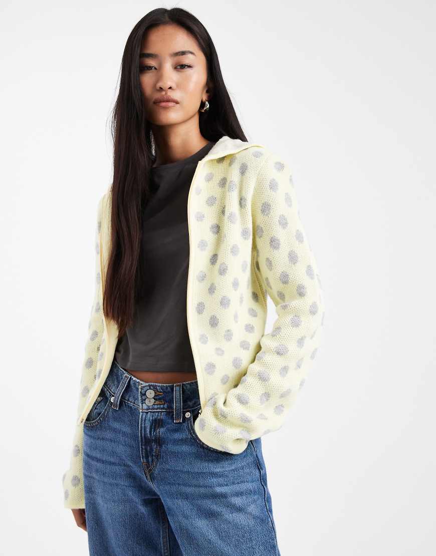 COLLUSION - Gestrickter Kapuzenpullover in Buttermilchgelb mit Polka Dots und knappem Schnitt von Collusion