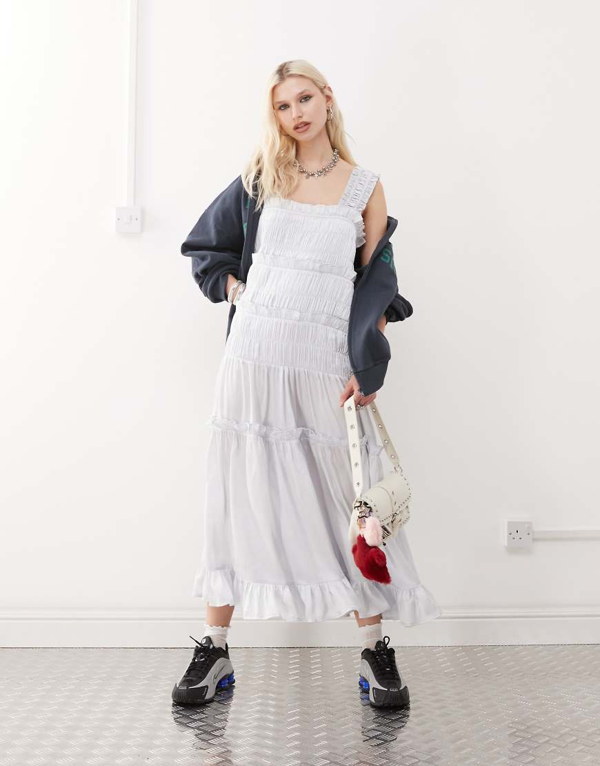 COLLUSION - Gestuftes Maxikleid aus Satin in Hellblau von Collusion