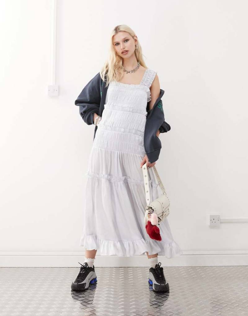 COLLUSION - Gestuftes Maxikleid aus Satin in Hellblau von Collusion