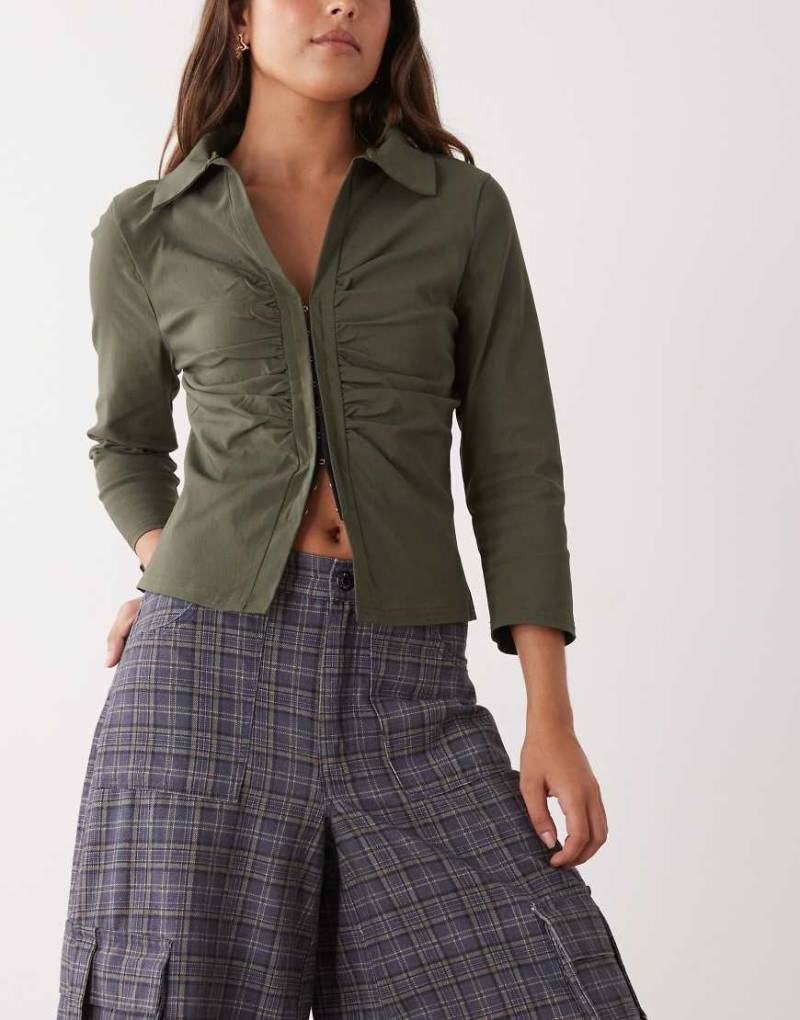 COLLUSION - Hemd aus Bengaline in Grau mit Haken- und Ösenverschluss-Grün von Collusion