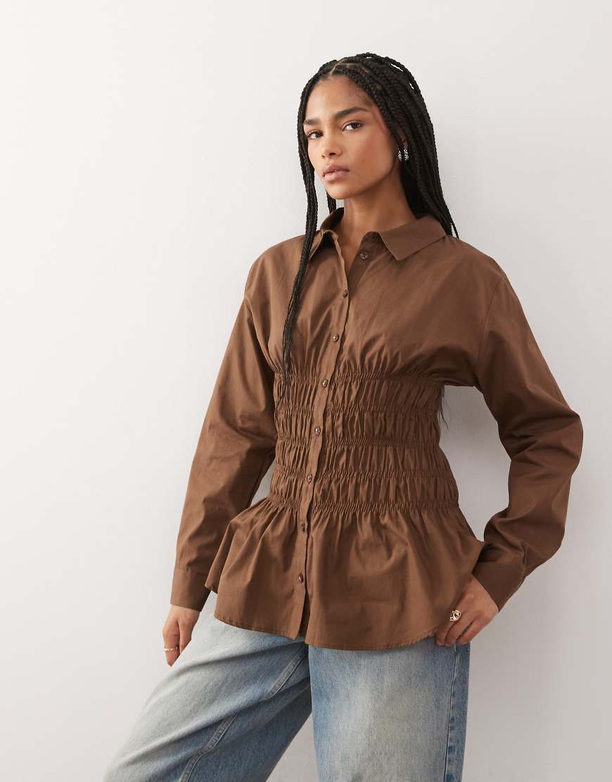 COLLUSION - Hemd in Braun mit gesmokter Taille-Brown von Collusion