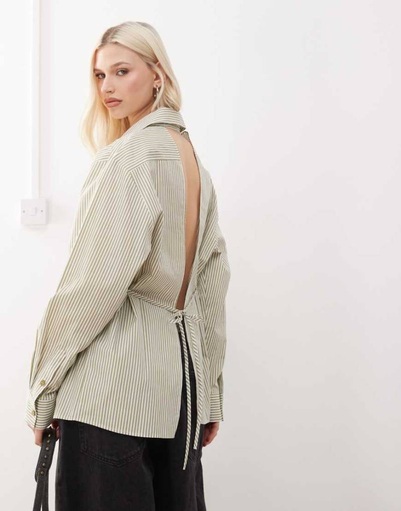 COLLUSION - Hemd in Grün und Weiß gestreift mit Rückenausschnitt von Collusion