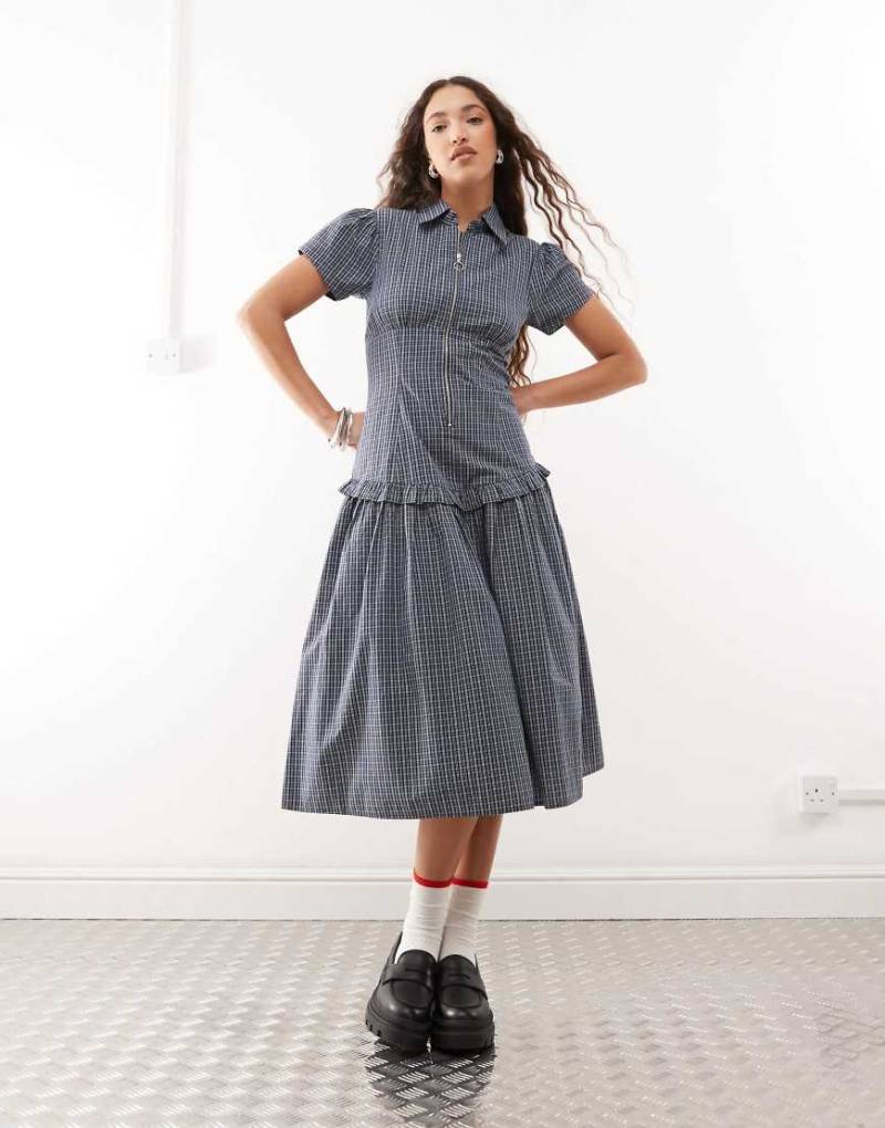 COLLUSION - Midi-Hemdkleid in Blau kariert mit tief angesetzter Taille von Collusion