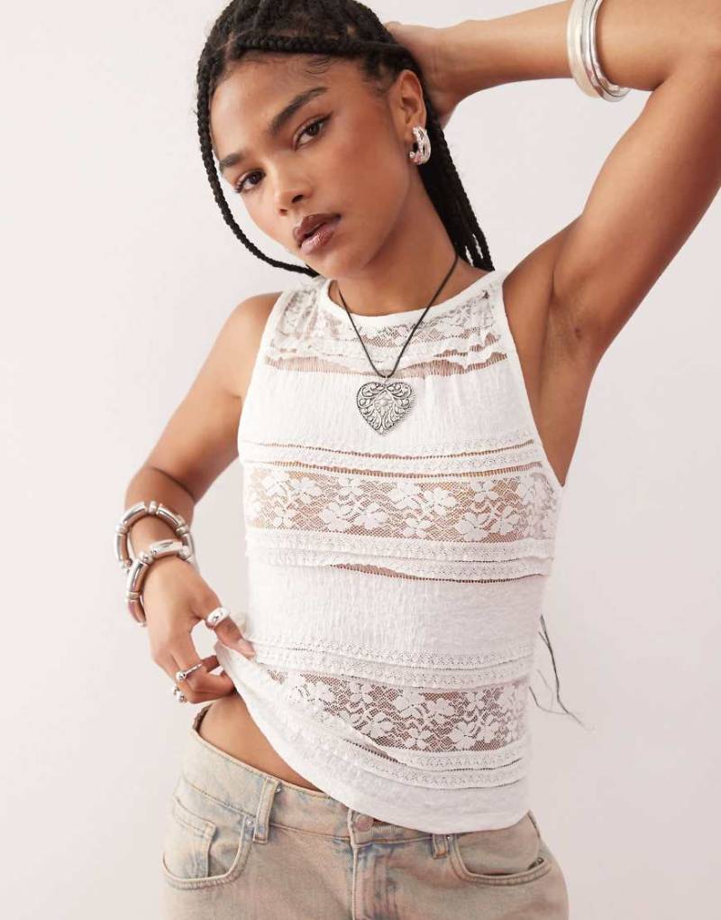 COLLUSION - Hochgeschlossenes, ärmelloses Spitzen-Oberteil in Cremeweiß von Collusion