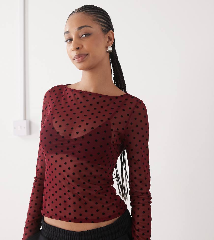 COLLUSION - Hochgeschlossenes Oberteil in transparentem Kirschrot mit Polka Dots-Bunt von Collusion