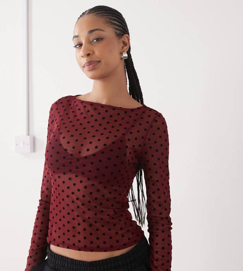 COLLUSION - Hochgeschlossenes Oberteil in transparentem Kirschrot mit Polka Dots-Bunt von Collusion