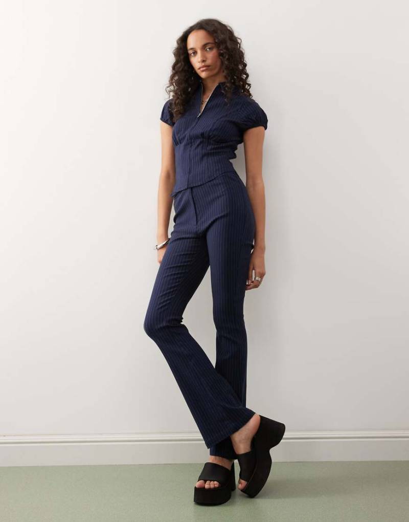 COLLUSION - Hose in Marineblau mit Nadelstreifen und niedrigem Bund von Collusion