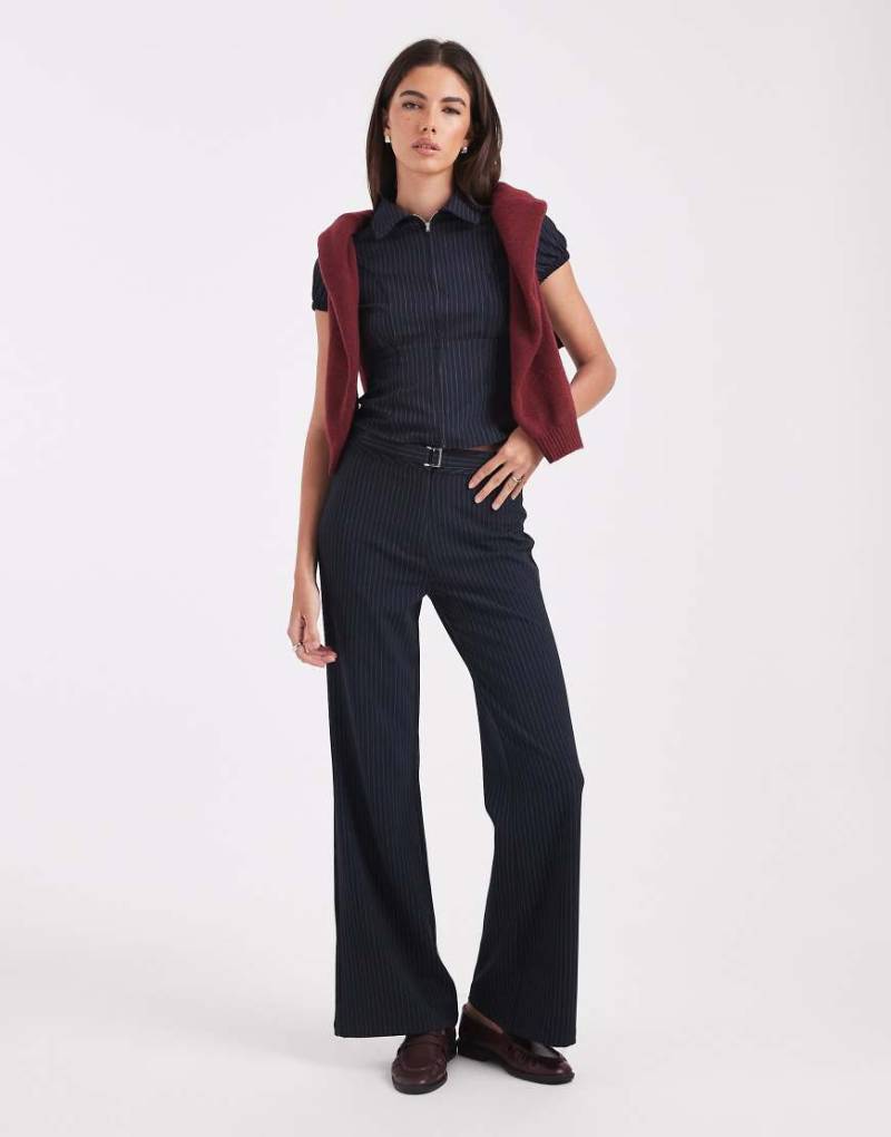 COLLUSION - Hose in Marineblau mit Nadelstreifen und niedrigem Bund von Collusion