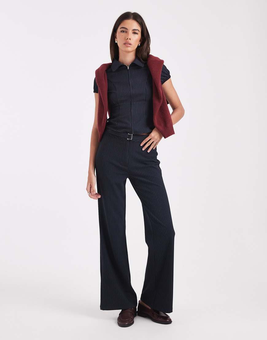 COLLUSION - Hose in Marineblau mit Nadelstreifen und niedrigem Bund von Collusion