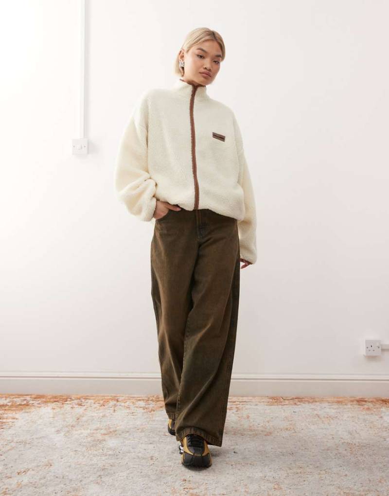 COLLUSION - Jacke aus Fleece in Cremeweiß mit durchgehendem Reißverschluss-Brown von Collusion