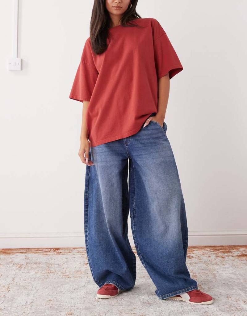 COLLUSION - X006 - Superweite Balloon-Jeans in Mittelblau mit niedrigem Bund von Collusion