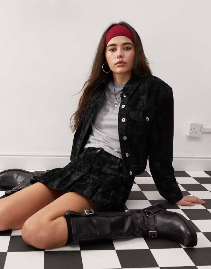 COLLUSION - Jeansjacke in Schwarz mit beflocktem Military-Muster, Kombiteil von Collusion