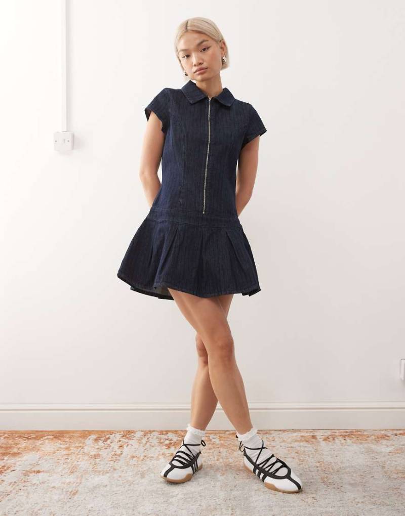 COLLUSION - Blaues, figurbetontes Jeanskleid im 90er-Stil mit tiefer Taille und Streifen-Bunt von Collusion