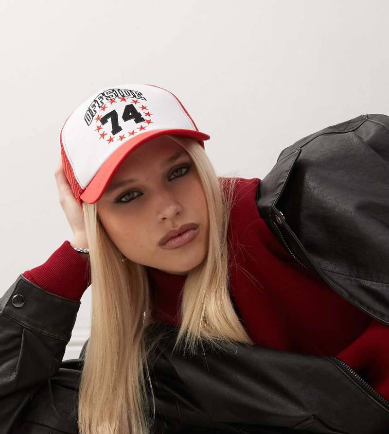 COLLUSION - Kappe in Rot und Weiß mit Stickerei und Print von Collusion