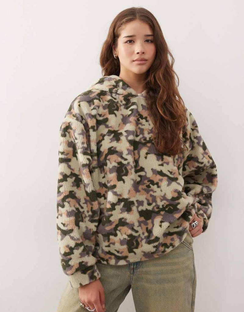 COLLUSION - Kapuzenpullover aus Teddy-Fleece mit Military-Muster-Neutral von Collusion