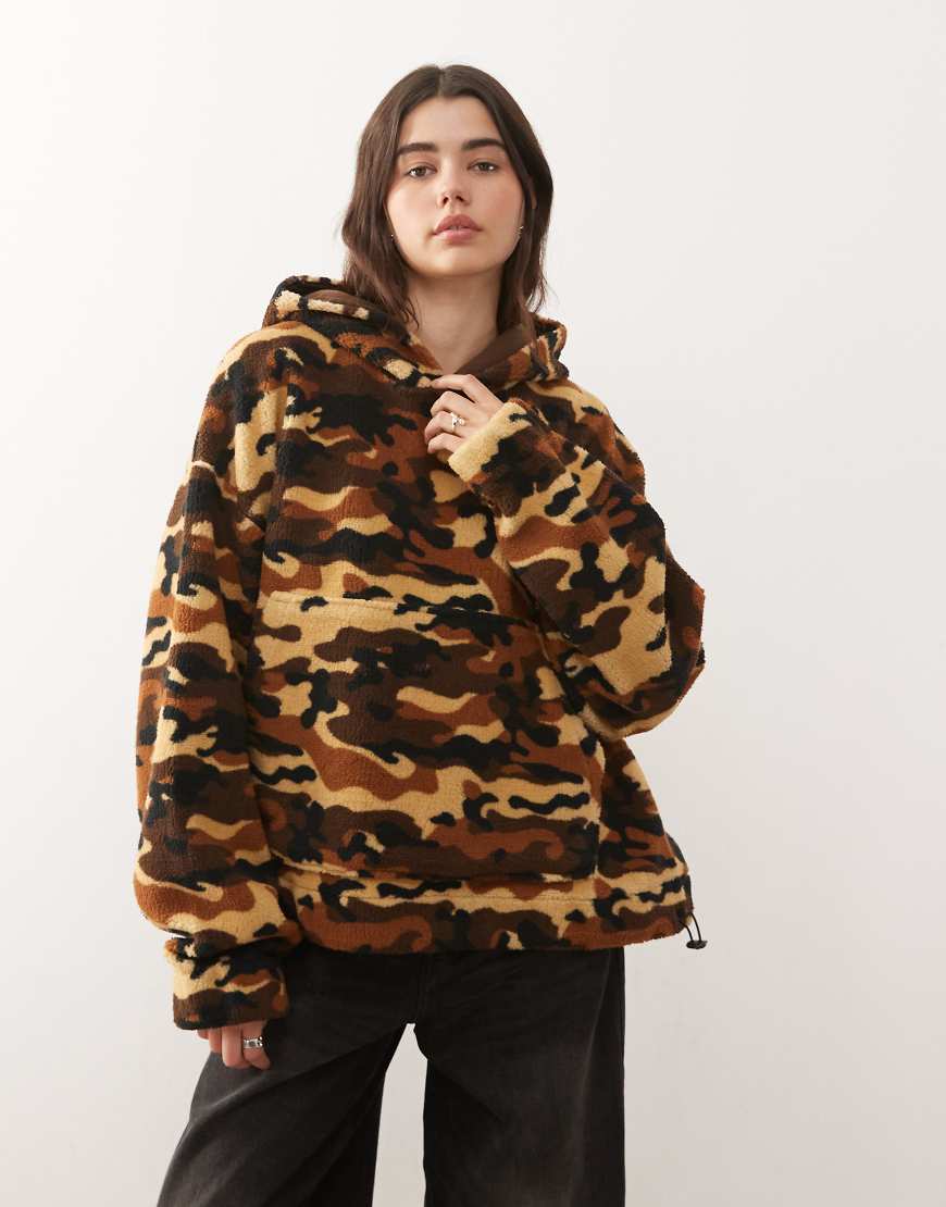 COLLUSION - Kapuzenpullover aus Teddyfell mit Military-Muster-Grün von Collusion