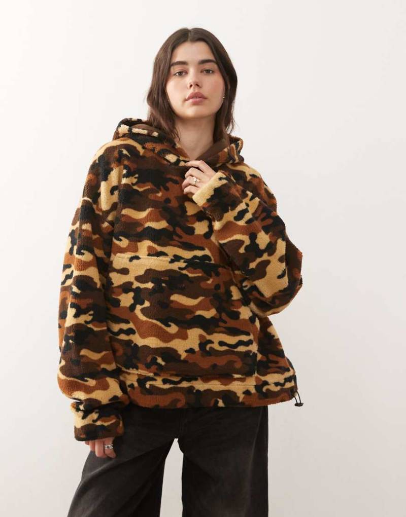 COLLUSION - Kapuzenpullover aus Teddyfell mit Military-Muster-Grün von Collusion