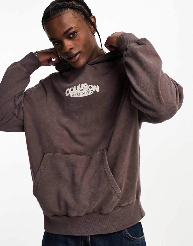 COLLUSION - Kapuzenpullover in verwaschenem Braun mit Logo-Grün von Collusion