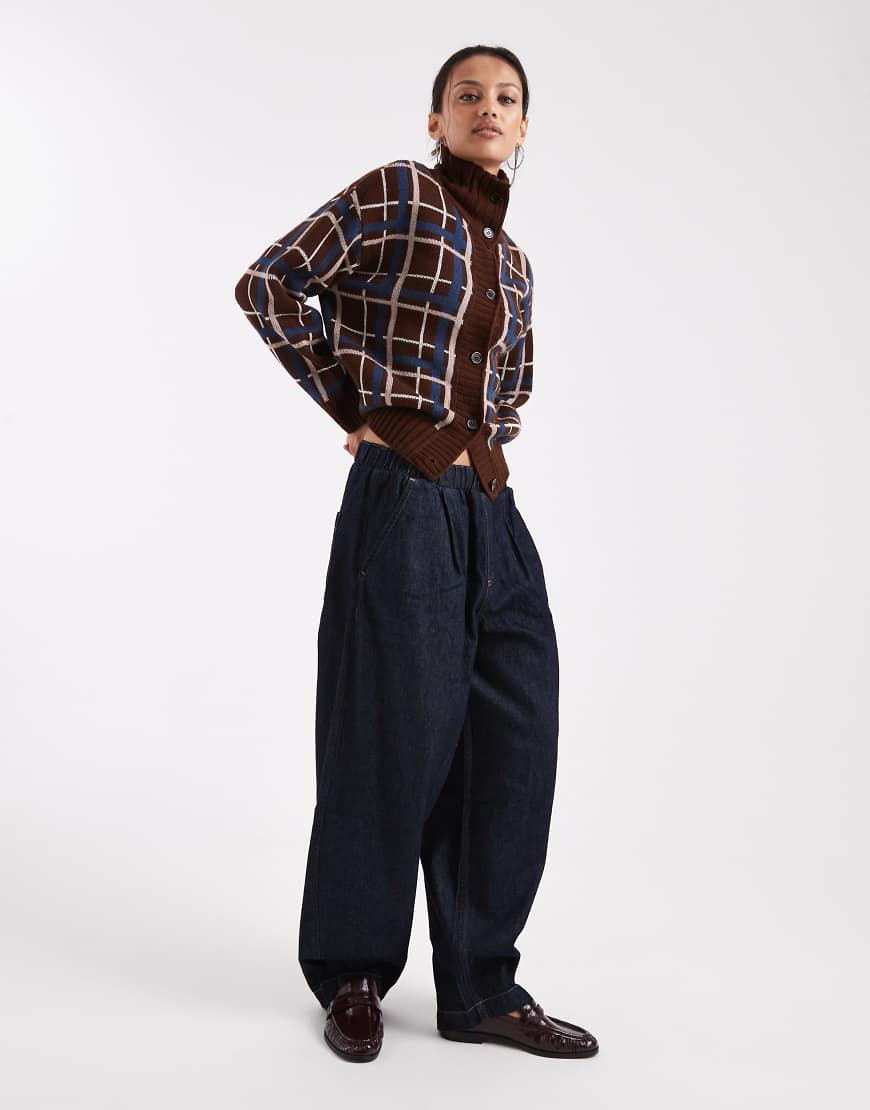 COLLUSION - Karierter Pullover in Braun mit Knopfleiste und Trichterkragen-Brown von Collusion