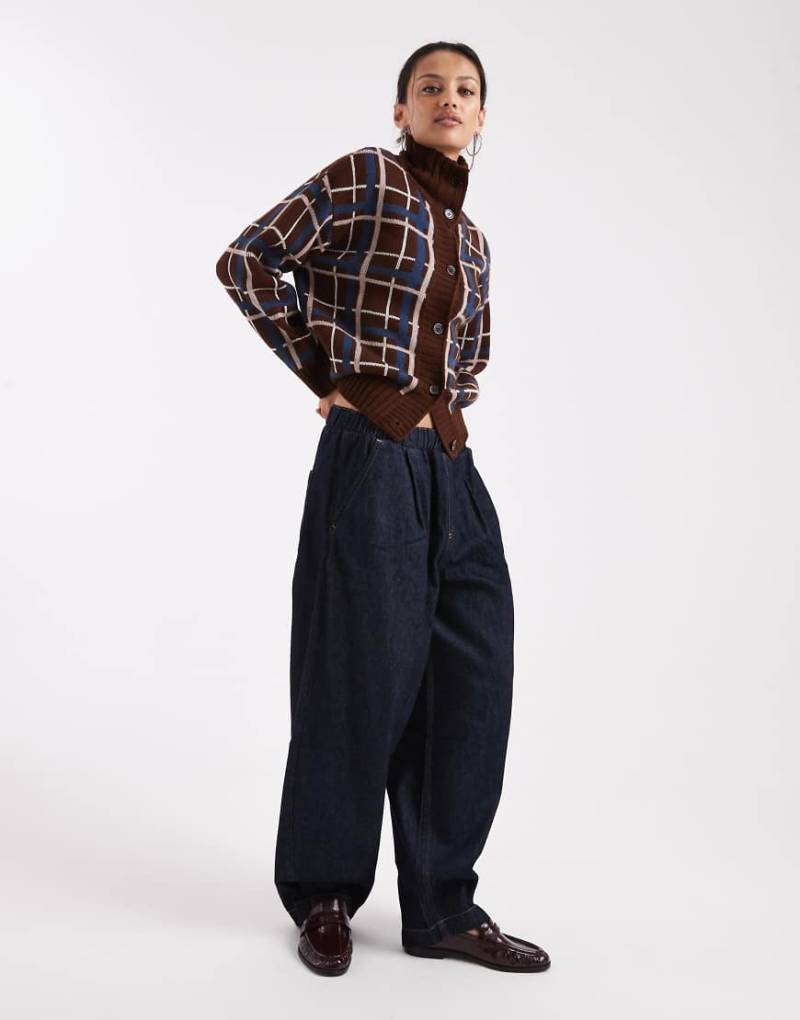 COLLUSION - Karierter Pullover in Braun mit Knopfleiste und Trichterkragen-Brown von Collusion