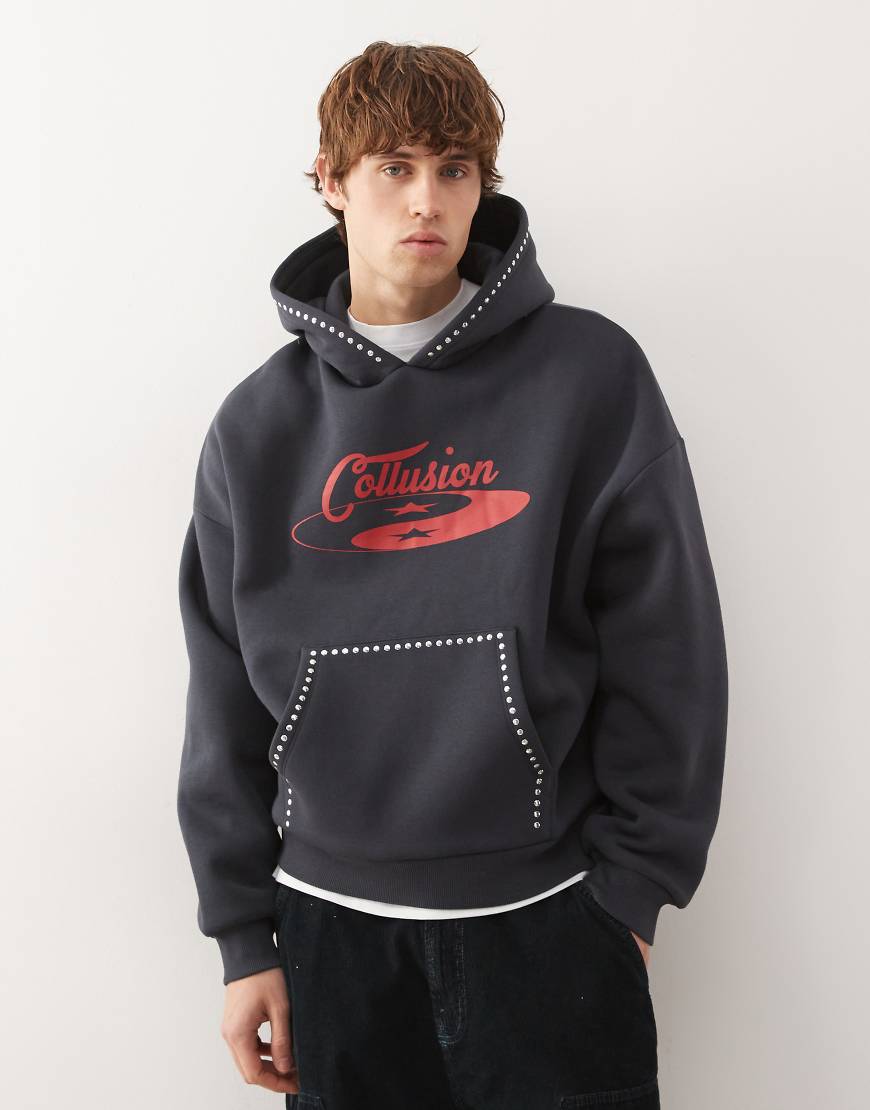 COLLUSION - Kastiger Kapuzenpullover in Schwarz mit rotem Print und Nieten von Collusion