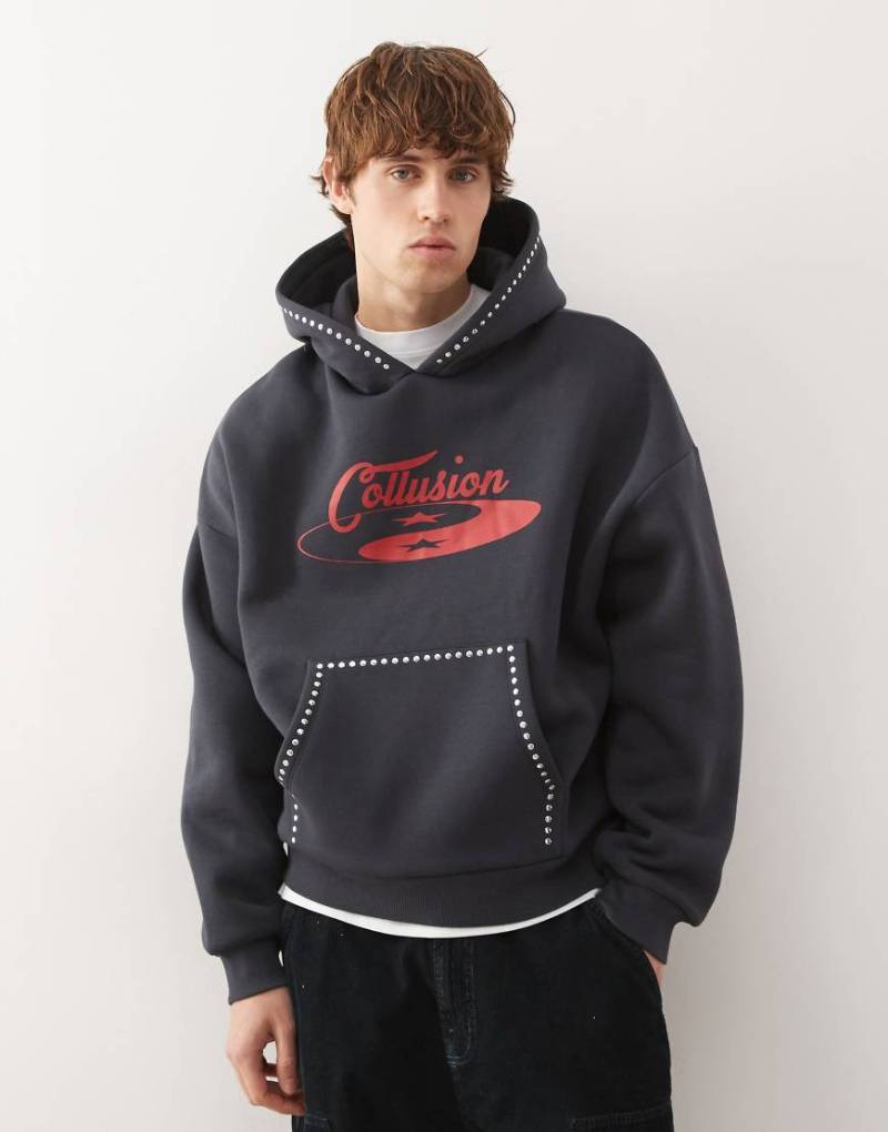 COLLUSION - Kastiger Kapuzenpullover in Schwarz mit rotem Print und Nieten von Collusion