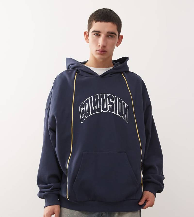 COLLUSION - Kastiger Oversize-Kapuzenpullover in Marineblau mit Logo und Paspelierung COLLUSION - Kastiger Oversize-Kapuzenpullover in Marineblau mit Logo und Paspelierung von Collusion