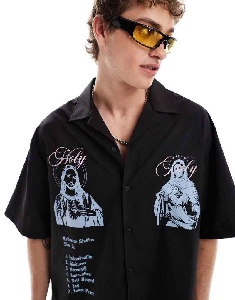 COLLUSION - Kastiges, kurzärmliges Hemd in Schwarz mit Print vorne von Collusion