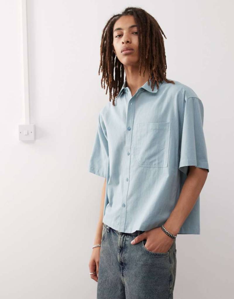COLLUSION - Kastiges, kurzärmliges Hemd in staubblauer Leinenoptik von Collusion
